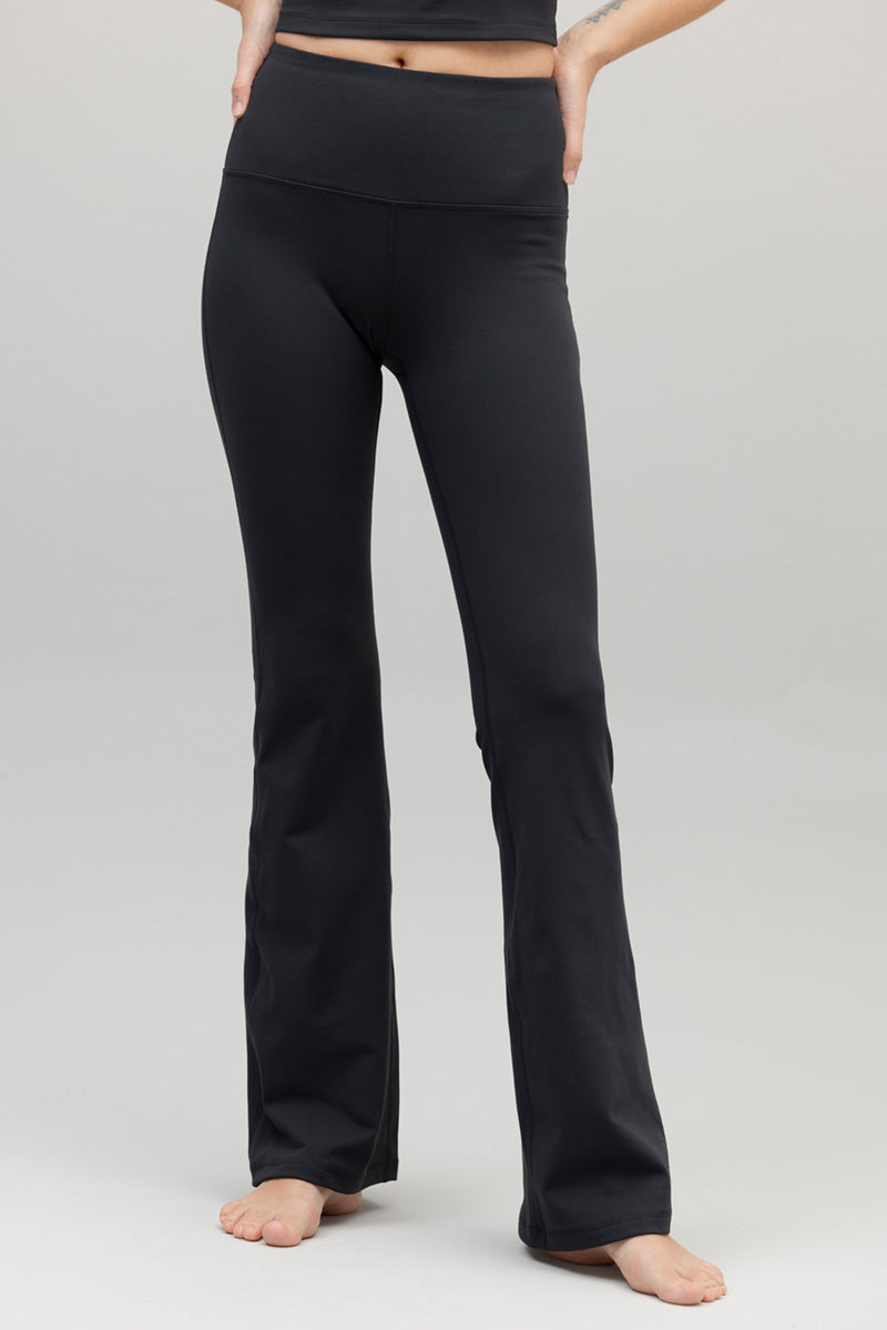 High-waist flared leggings Altijd gekleed in het zwart